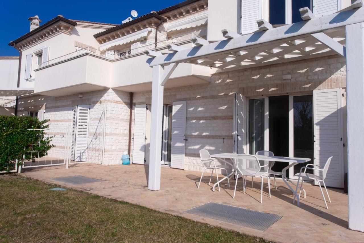 S018 - Sirolo, Nuovissimo Trilocale In Pietra Con Giardino Dx Apartment Luaran gambar