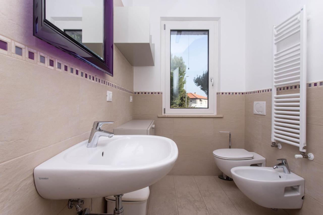 S018 - Sirolo, Nuovissimo Trilocale In Pietra Con Giardino Dx Apartment Luaran gambar