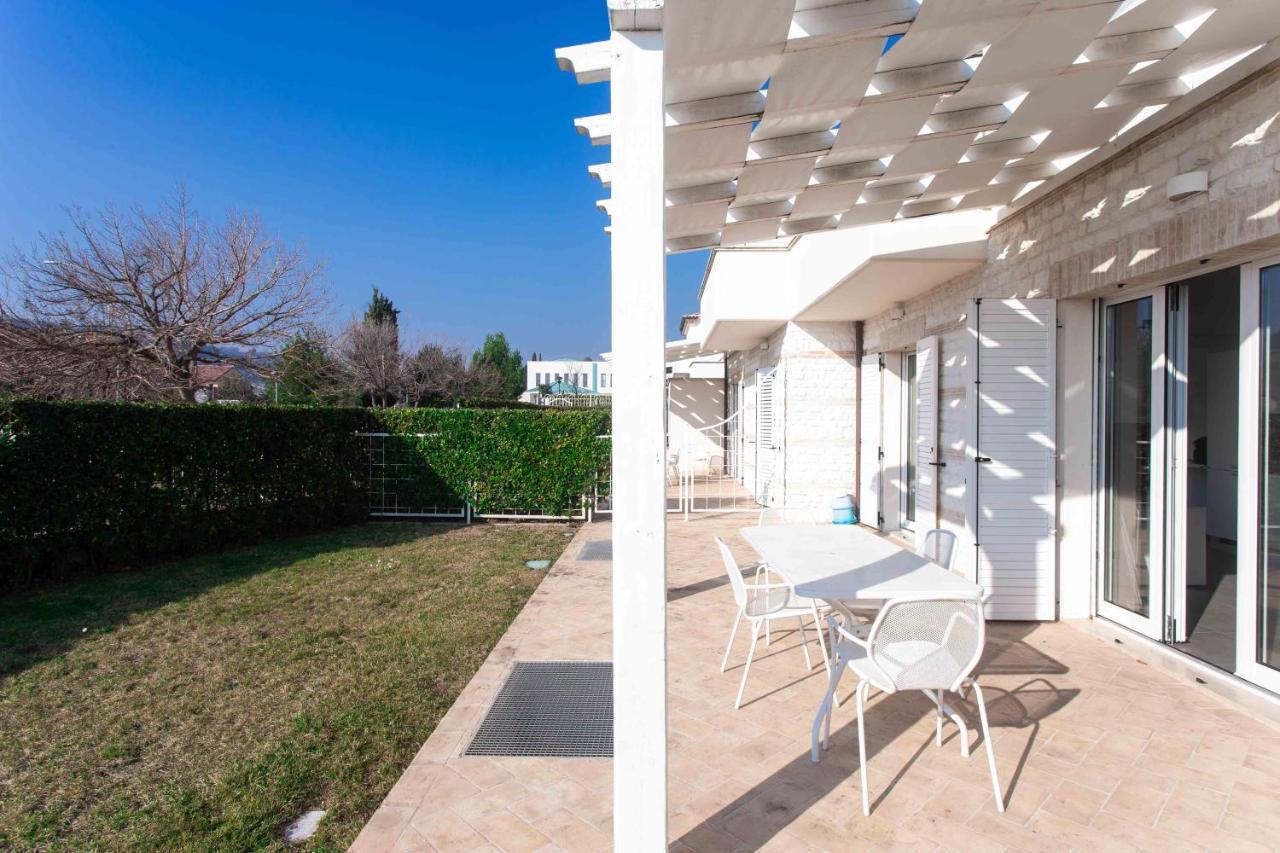 S018 - Sirolo, Nuovissimo Trilocale In Pietra Con Giardino Dx Apartment Luaran gambar